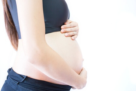 Las mujeres deberían quedar embarazadas poco después de terminar sus estudios universitarios